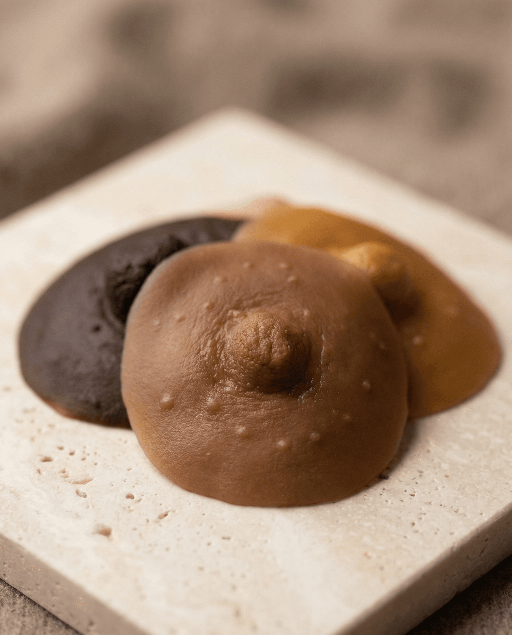 Prothèse externe personnalisée tenue en main.